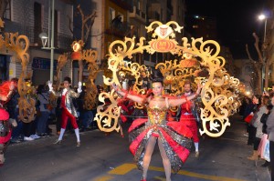 Una imatge de la comparsa Nou Ritme durant la Rua de Carnaval. Foto: Montse Parisí