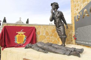 Tarragona. Inauguració de l'espai escultòric "Dignitat" al cementiri de Tarragona, símbol de dol, record i dignificació de la memòria de la repressió franquesta